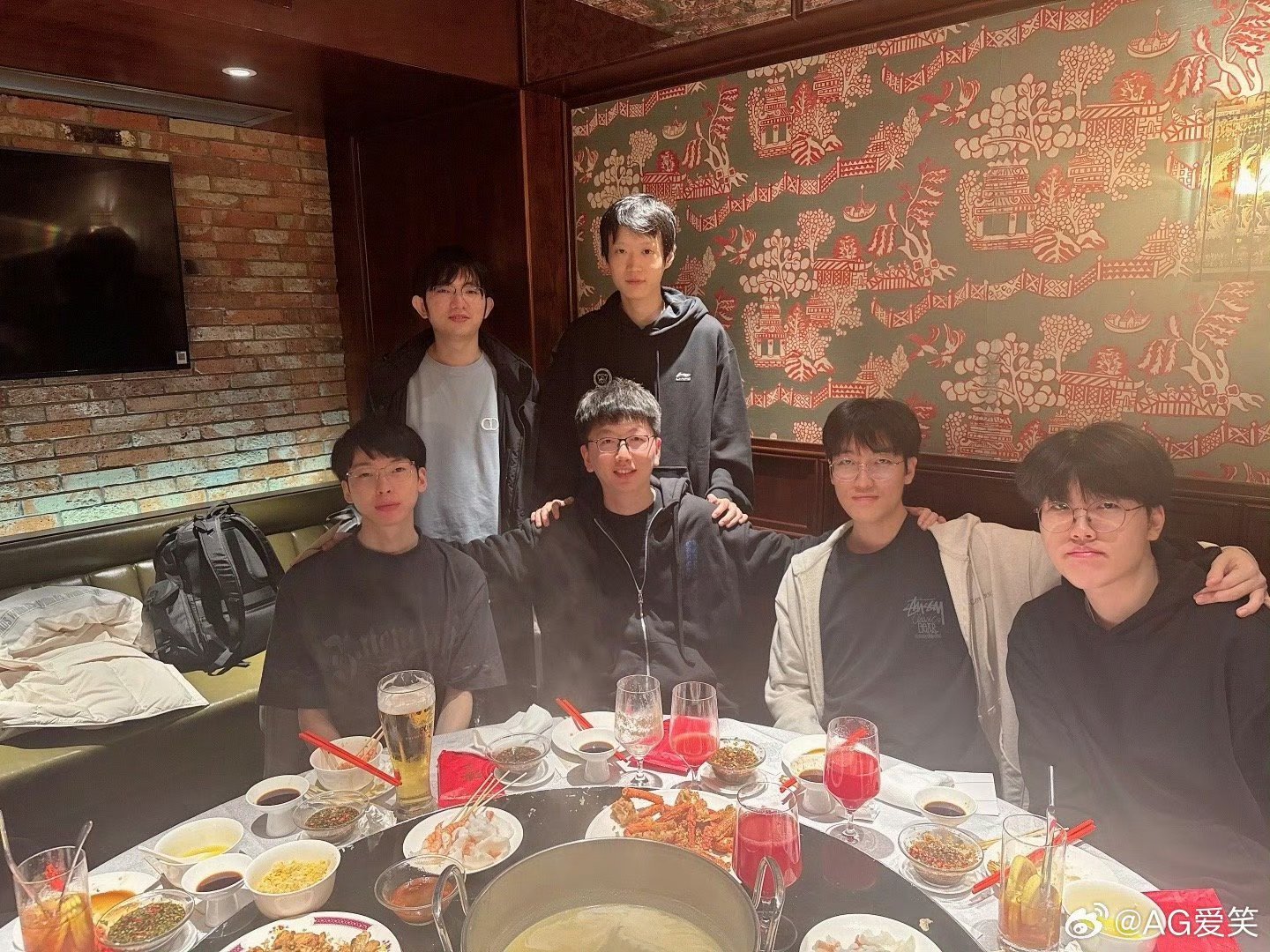 AG经理爱笑晒与AL队员合影：25年我心中最好的五个人