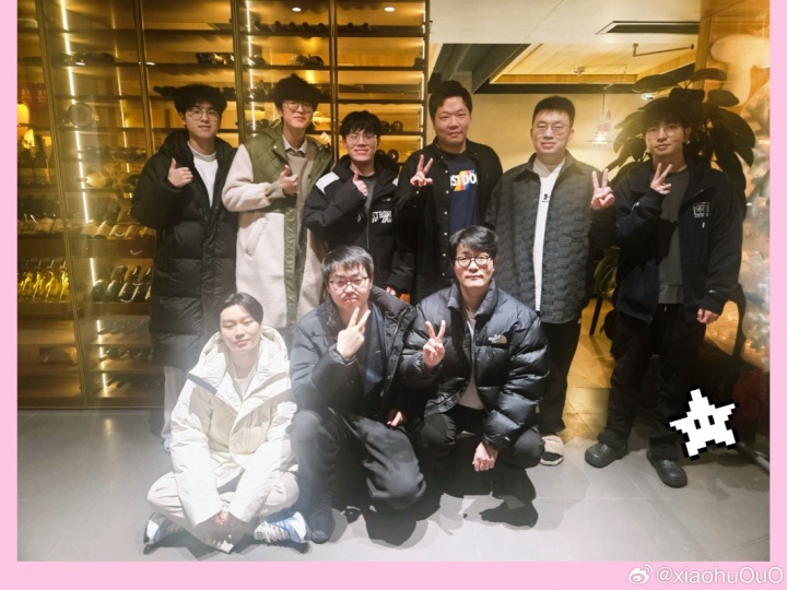 聚餐结束，Xiaohu分享26WBG的大合照：圣诞快乐