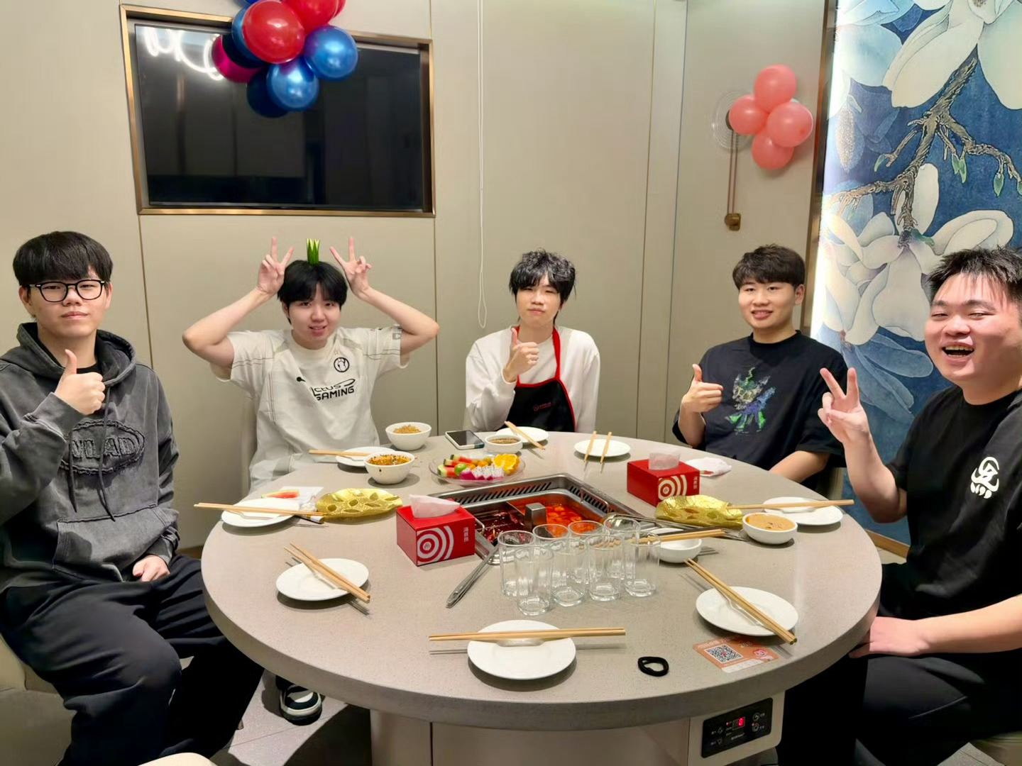 庆功宴开始！iG分享德杯夺冠后聚餐合照：胜利聚餐